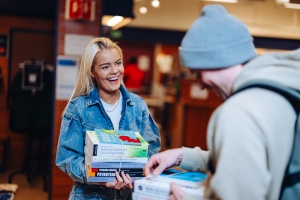 To studenter som ser på pensumlitteratur.